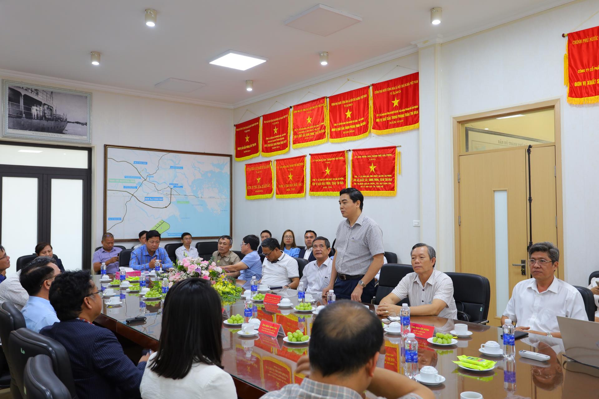 Ảnh: Ông Nguyễn Hoài Anh - Phó Bí thư Thường trực Tỉnh ủy, Chủ tịch HĐND Tỉnh Bình Thuận phát biểu tại cuộc làm việc
