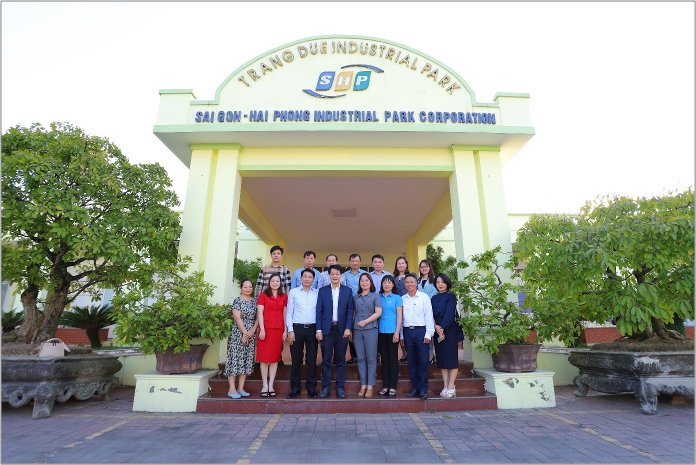 Ban lãnh đạo Huyện uỷ - HĐND - UBND Huyện An Lão chụp ảnh kỷ kiệm cùng Ban lãnh đạo Công ty SHP nhân ngày Doanh nhân Việt Nam