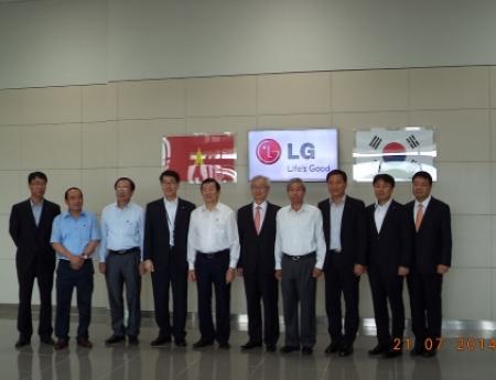 Chủ Tịch nước Trương Tấn Sang thăm Nhà máy LG Electronics tại KCN Tràng Duệ