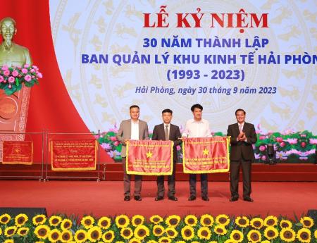 CÔNG TY CỔ PHẦN KCN SÀI GÒN – HẢI PHÒNG NHẬN CỜ THI ĐUA XUẤT SẮC NĂM 2022 TẠI LỄ KỶ NIỆM 30 NĂM THÀNH LẬP BAN QUẢN LÝ KHU KINH TẾ HẢI PHÒNG (HEZA)